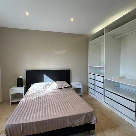 Superbe T2 Moderne - Entree De - Parking Prive 아파트 *